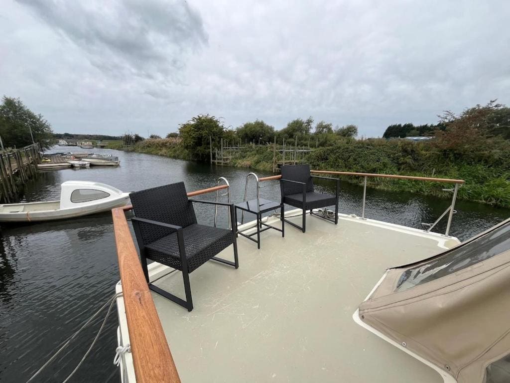 Beautiful boat in rural surroundings near Beverley - View 3