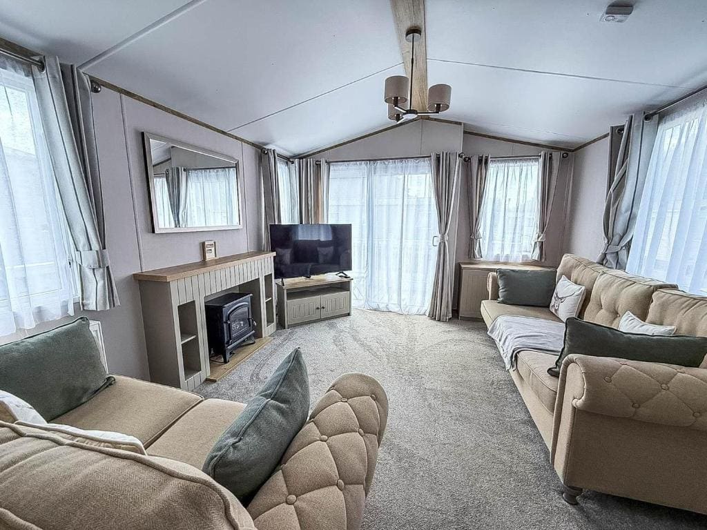 Beautiful Caravan At Broadland Sands - View 2