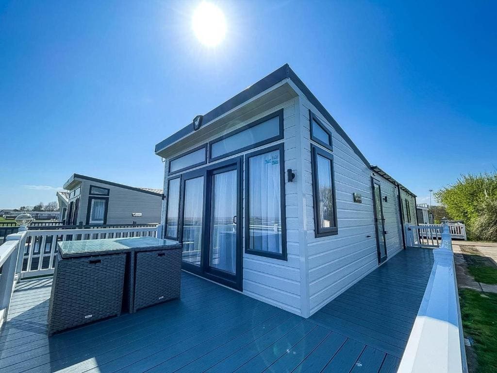 Broadland Sands Beautiful Lodge - Main view