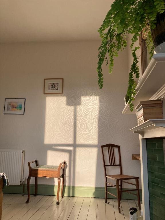 Beautiful sunlit room, 2 mins from beach, private garden - Vista 6