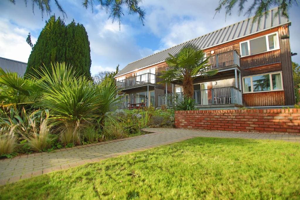 Oaklands Hotel - Main view