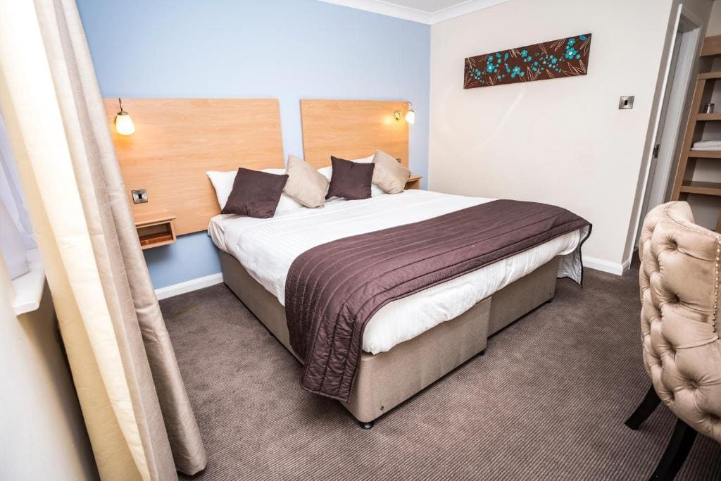 Borough Arms Hotel - View 6