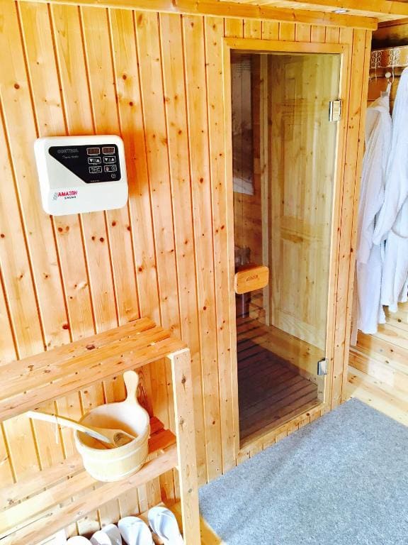 Rustic Chalet Superking Bed Free Sauna Jacuzzi Spa Wifi - View 7