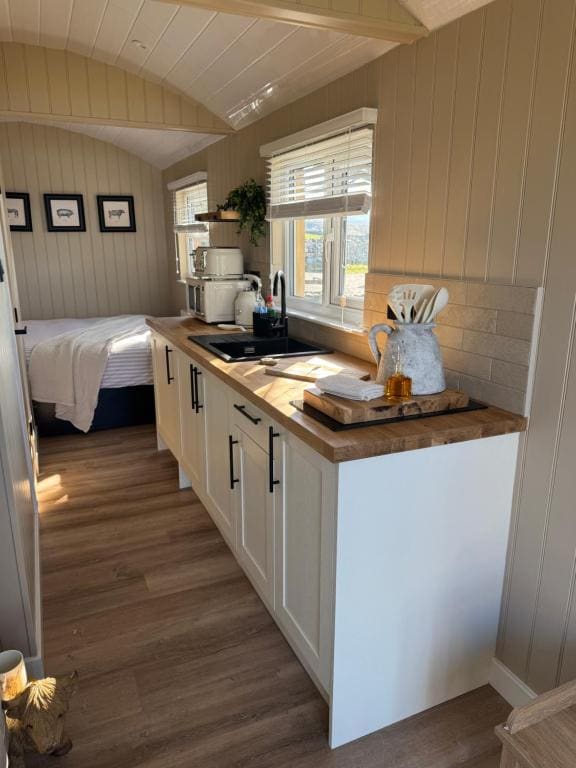 coastal view shepherds hut with hot tub - View 4