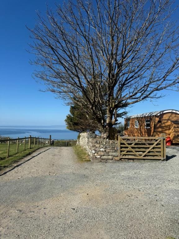 coastal view shepherds hut with hot tub - Main view