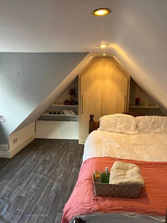 Cozy room in a serene house - View 5