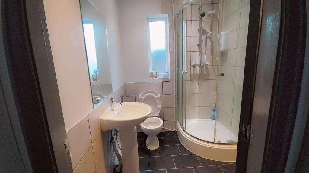 Double-Bedroom in Eccles, Manchester BH2 – Ideal Short Stay - View 3
