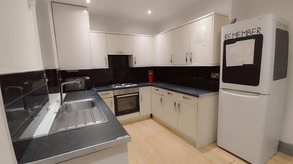 Double-Bedroom in Eccles, Manchester BH2 – Ideal Short Stay - View 4