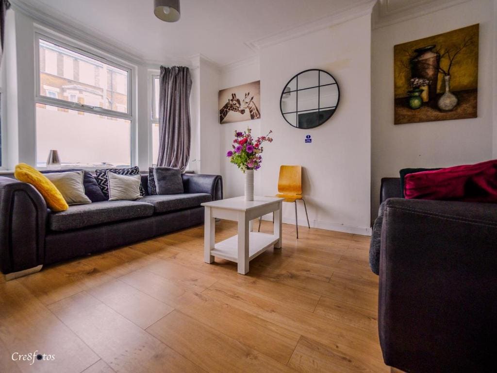 En-suite 1 Woodhouse, private bath, 2 kitchen - View 2