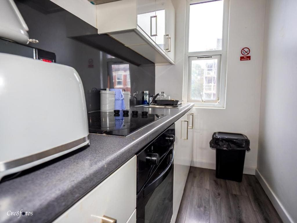 En-suite 1 Woodhouse, private bath, 2 kitchen - View 5