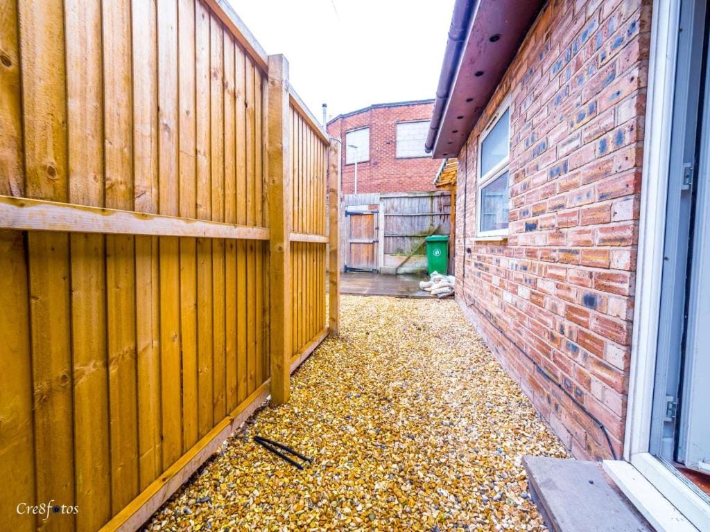 En-suite 1 Woodhouse, private bath, 2 kitchen - View 7