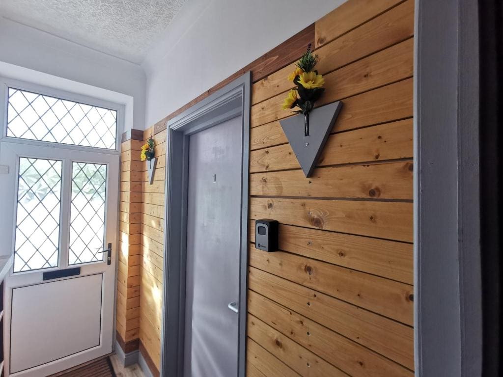 R1 - Quiet Double Room - City & Beach Access, WIFI, Parking - View 4