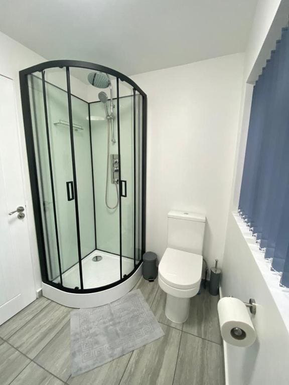 Gatwick Deluxe En-suite Rooms - Main view