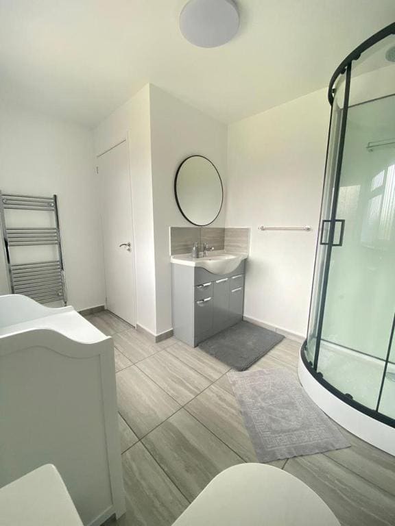 Gatwick Deluxe En-suite Rooms - View 2