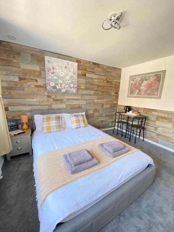 Gatwick Deluxe En-suite Rooms - View 4