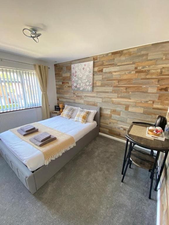 Gatwick Deluxe En-suite Rooms - View 3