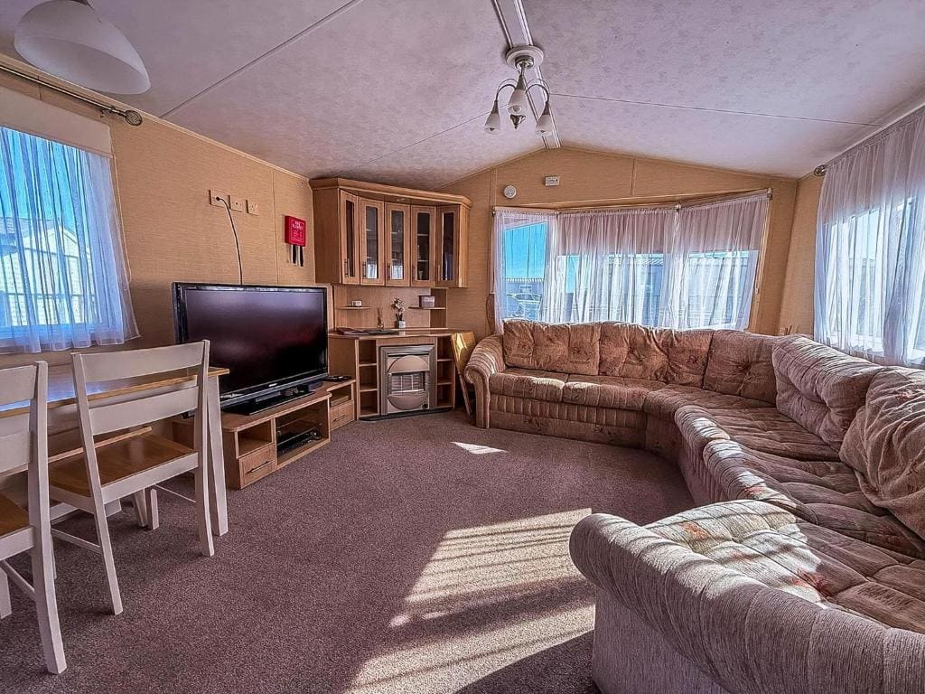 Great 6 Berth Caravan By The Beach In Suffolk - View 3