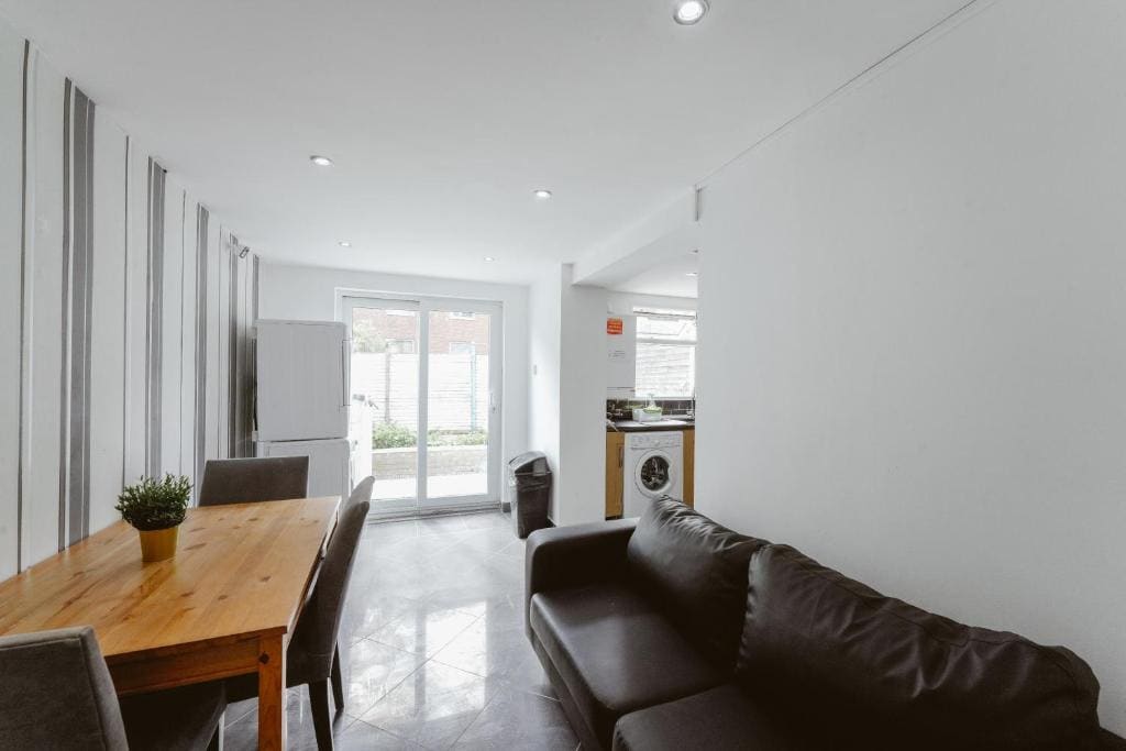Great Rooms in Stepney Green Station - 12 - View 6