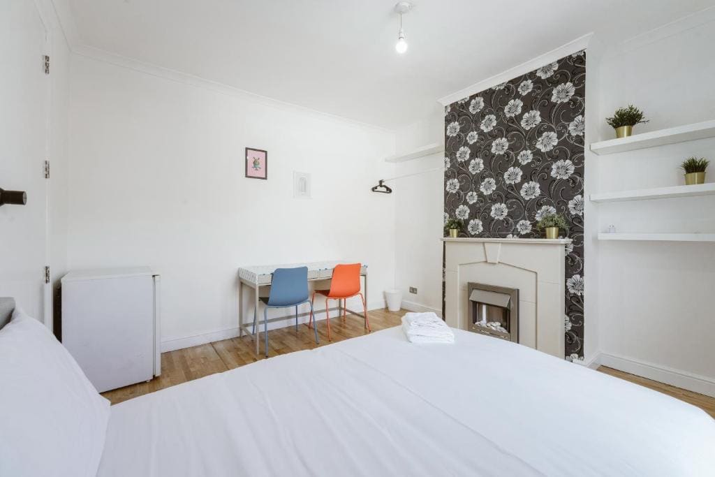 Great Rooms in Stepney Green Station - 12 - View 3