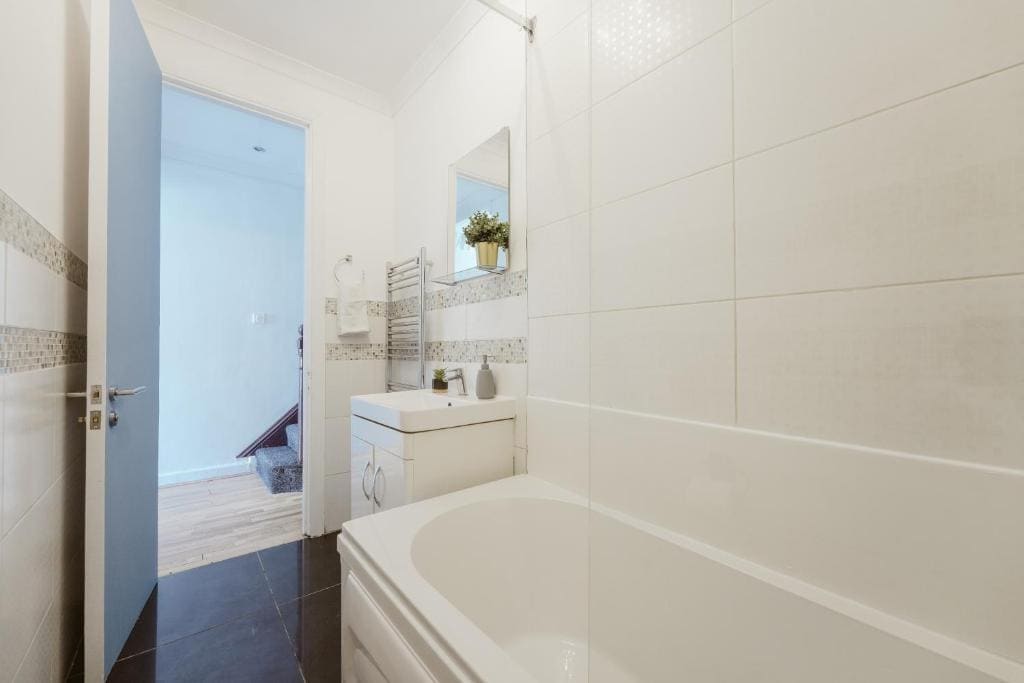 Great Rooms in Stepney Green Station - 12 - View 4