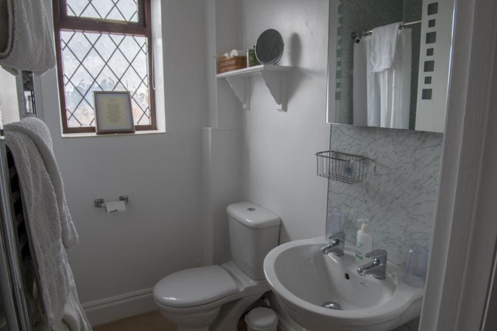 Toothbrush Rooms at Lattice Lodge Guest Kitchen & EV Charge - Κύρια προβολή
