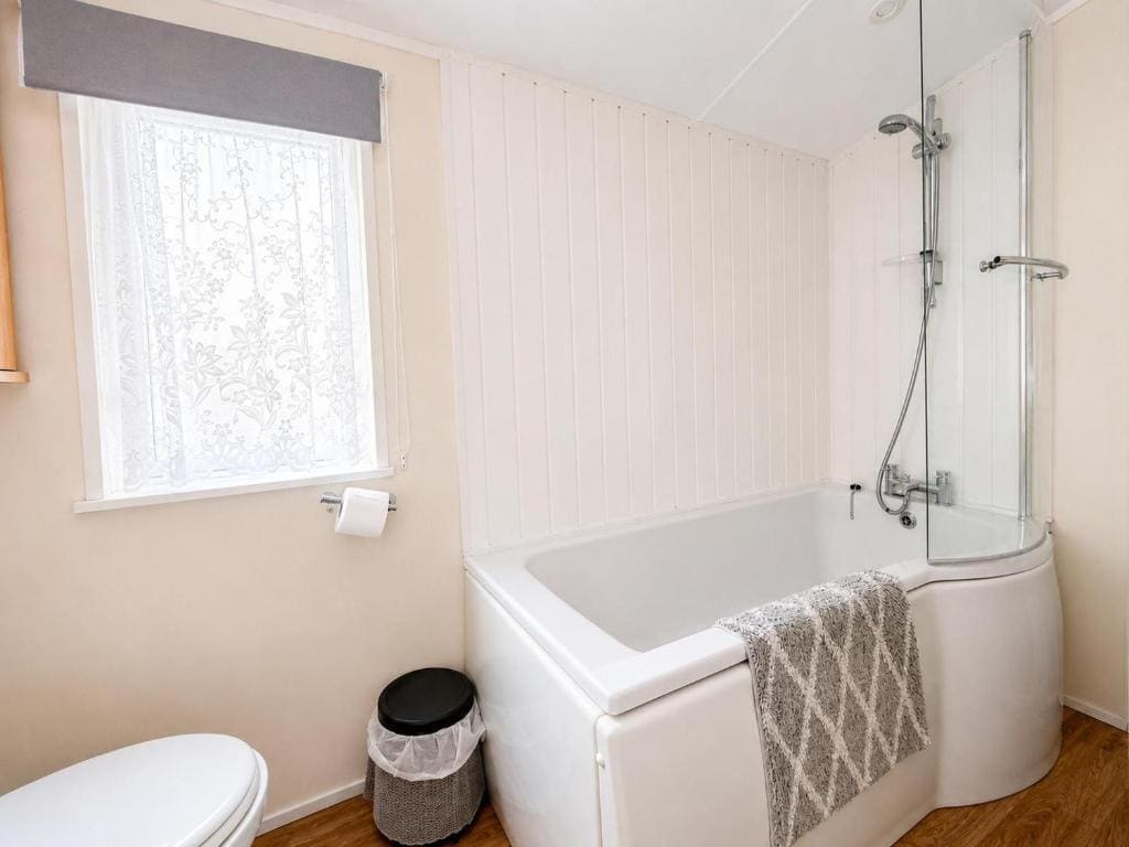 Lovely 4 Berth Caravan At Southview Holiday Park Ref 33001L - View 3