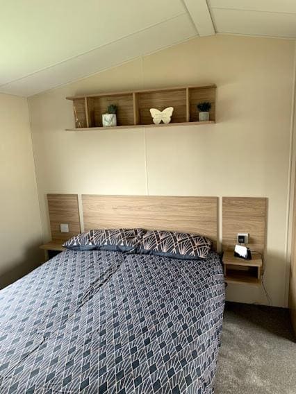 Lovely caravan at 7 Lakes Country Park Crowle - View 2