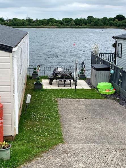 Lovely caravan at 7 Lakes Country Park Crowle - View 4