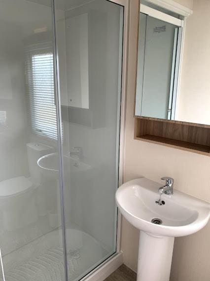 Lovely caravan at 7 Lakes Country Park Crowle - View 7