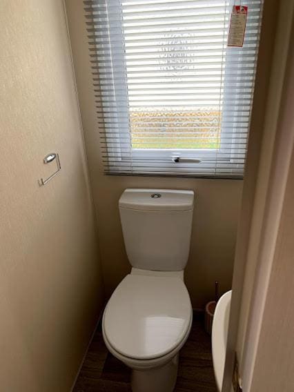 Lovely caravan at 7 Lakes Country Park Crowle - View 3