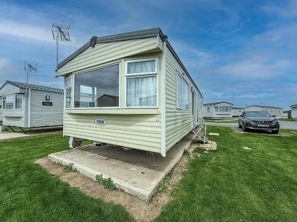Lovely 8 Berth Caravan At St Osyth Beach Holiday Park - View 2