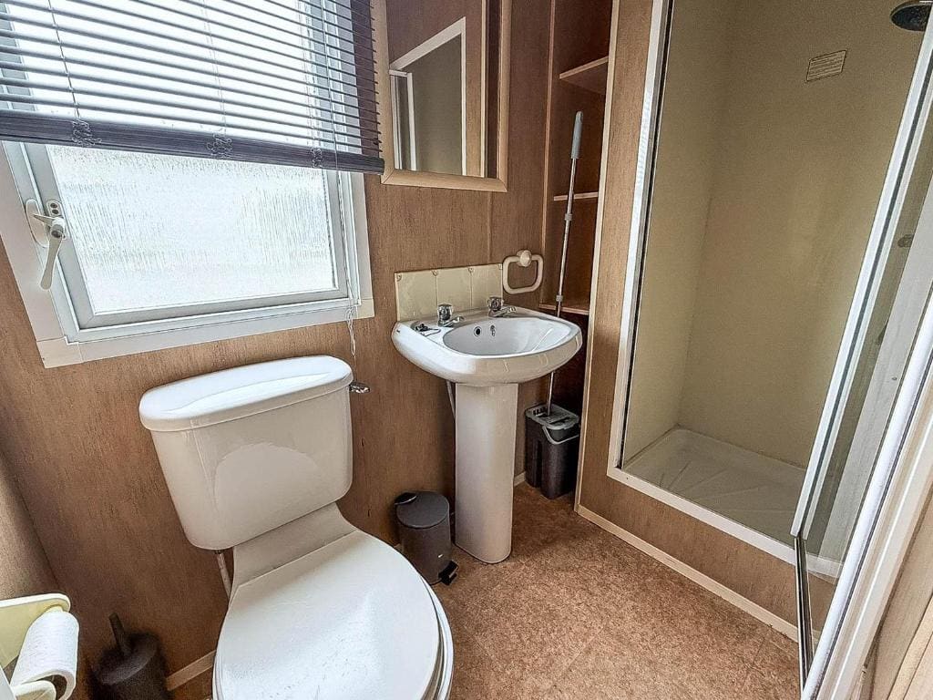 Lovely 8 Berth Caravan At St Osyth Beach Holiday Park - View 7