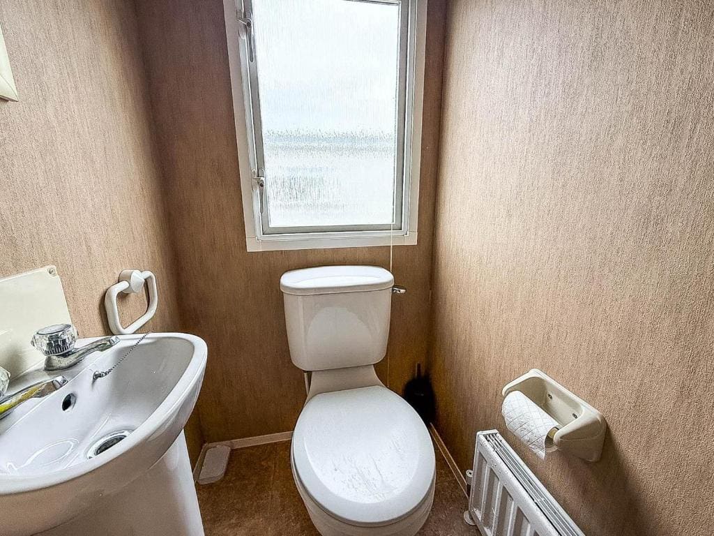 Lovely 8 Berth Caravan At St Osyth Beach Holiday Park - View 4