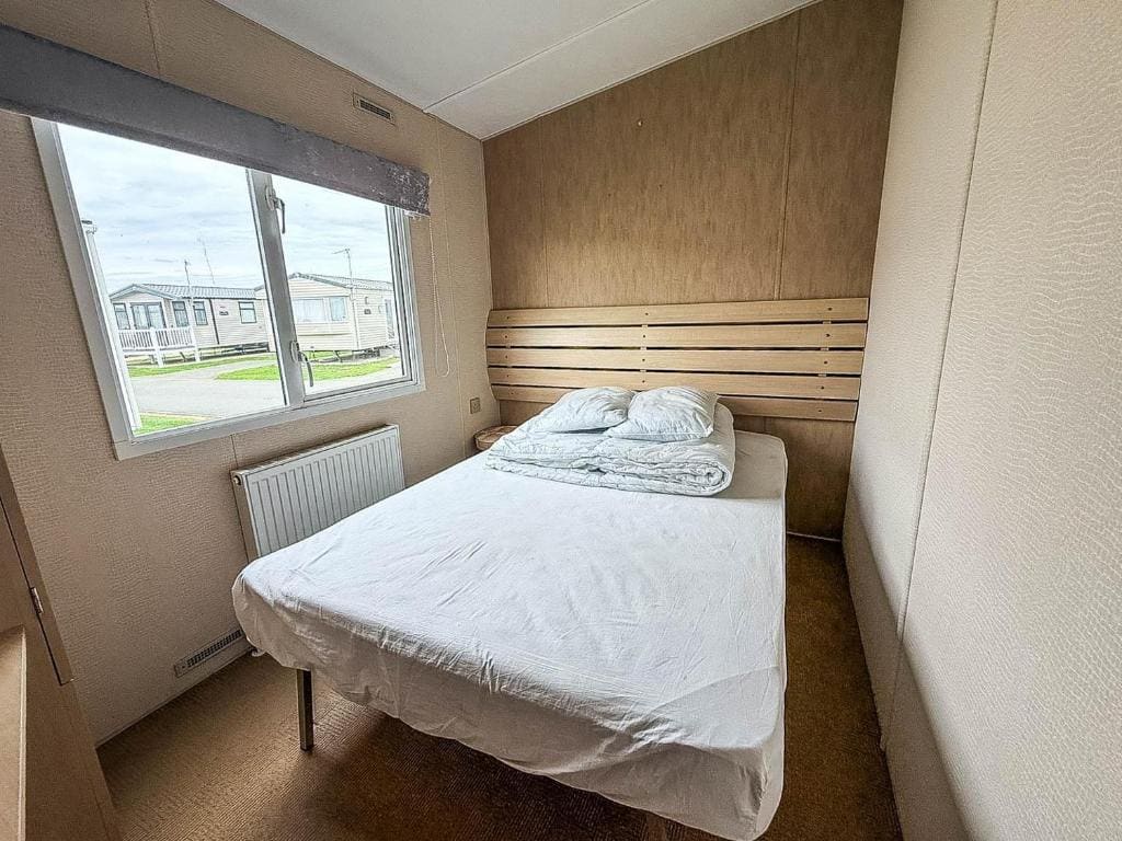 Lovely 8 Berth Caravan At St Osyth Beach Holiday Park - View 3
