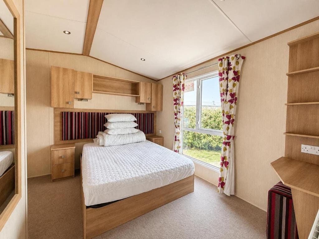 Lovely Caravan With At Steeple Bay Park, Essex Ref 36016F - View 2