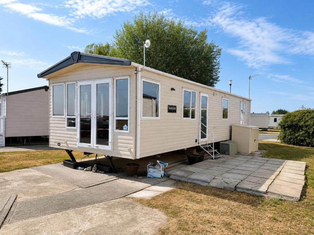 Lovely Caravan With At Steeple Bay Park, Essex Ref 36016F - View 5