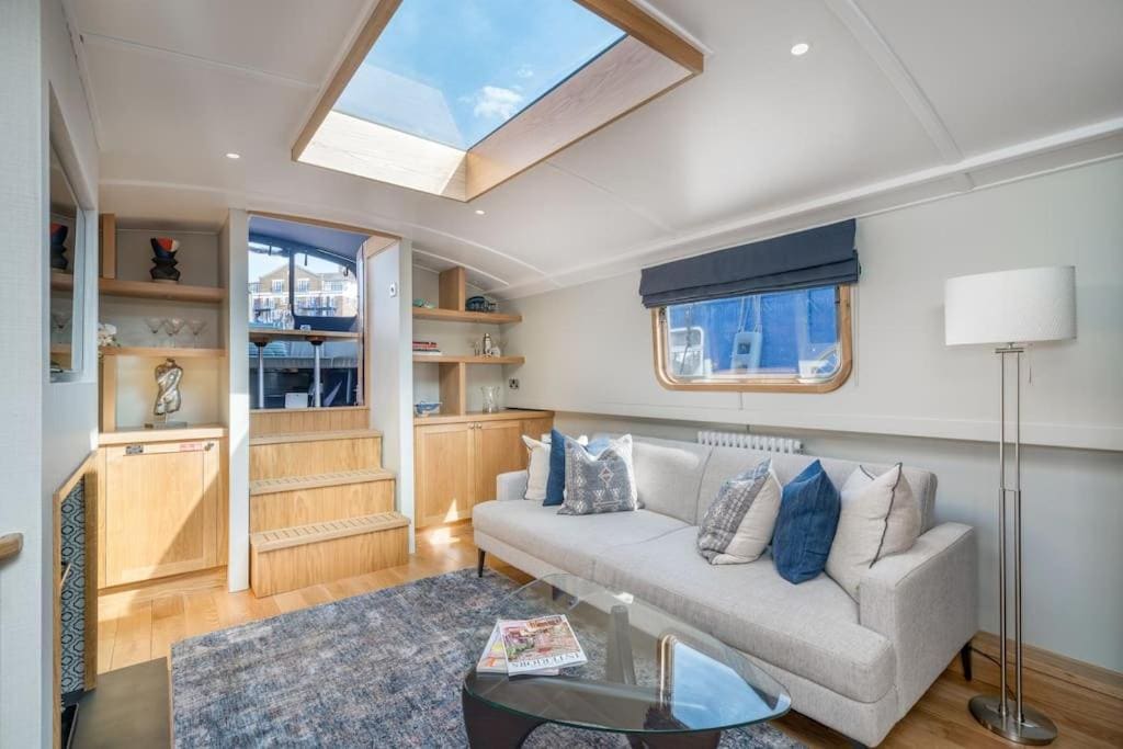 Luxurious houseboat near Canary Wharf in London - View 5