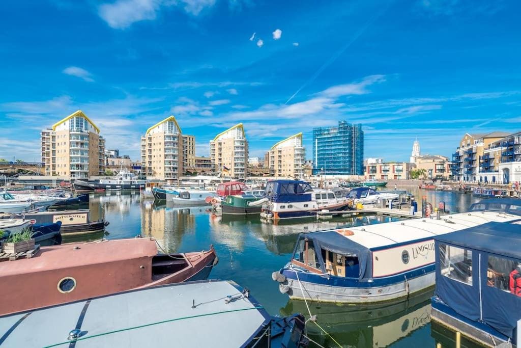 Luxurious houseboat near Canary Wharf in London - View 4