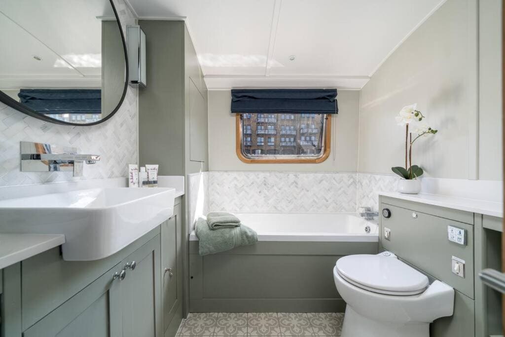 Luxurious houseboat near Canary Wharf in London - View 2