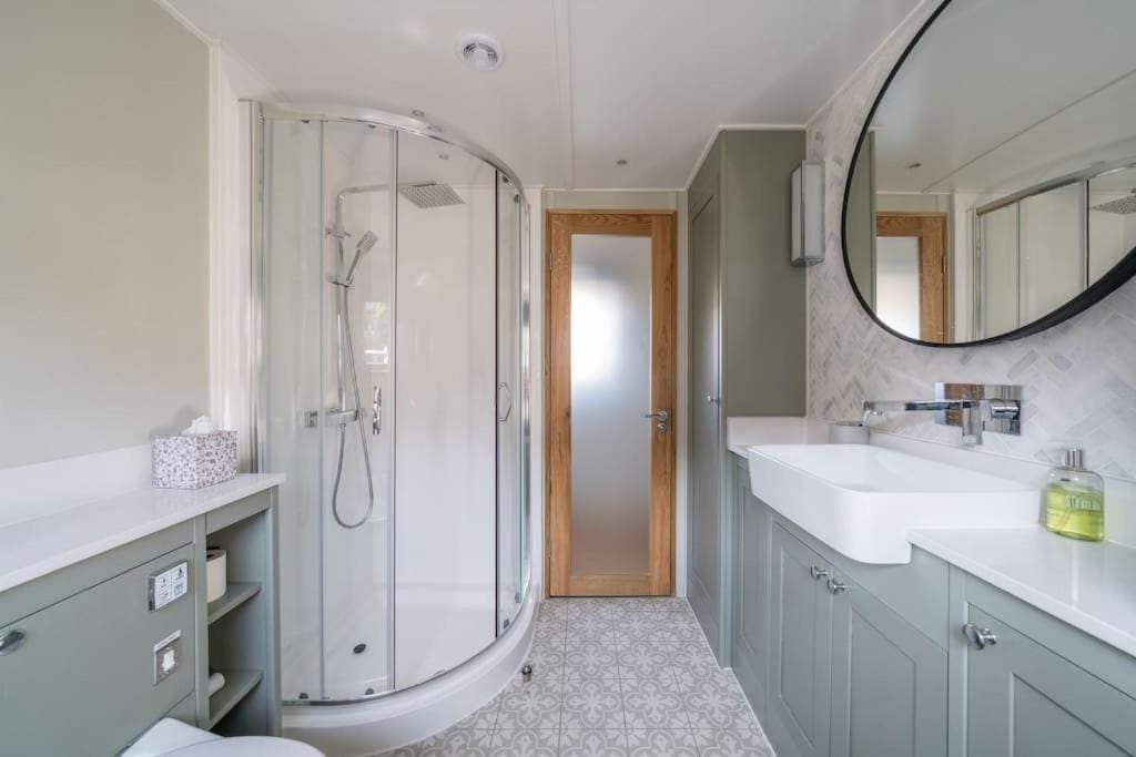 Luxurious houseboat near Canary Wharf in London - View 6