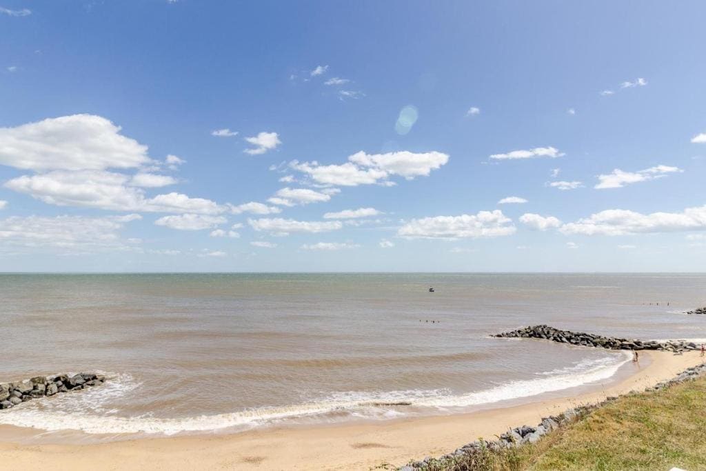Modern Caravan At Haven Hopton-On-Sea - Main view