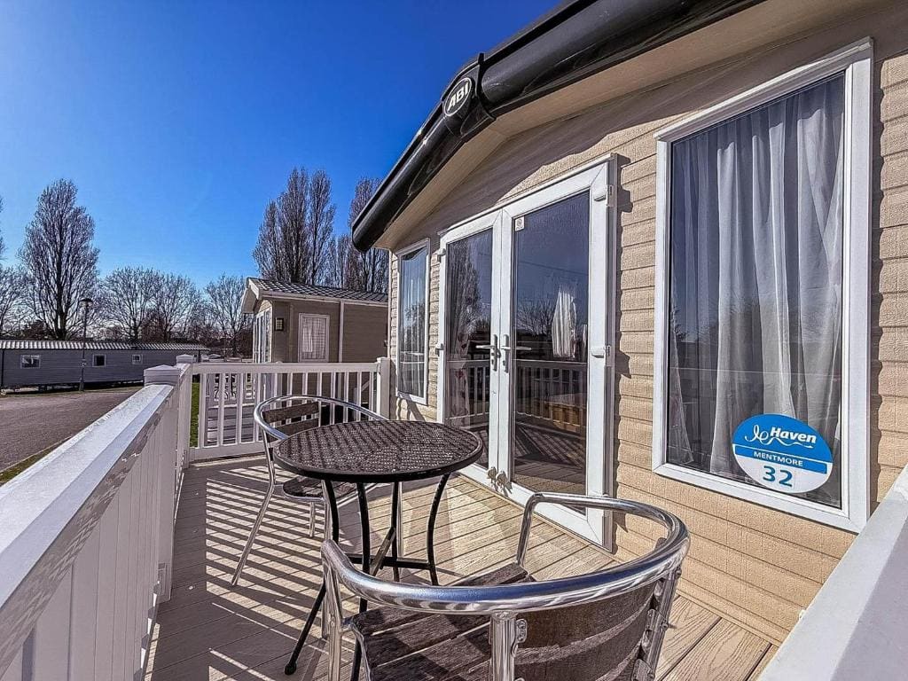 Modern Caravan At Haven Hopton-On-Sea - View 3