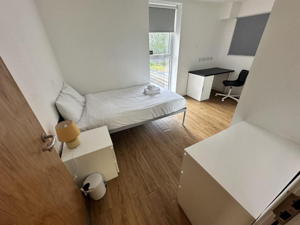 Cosy Budget En-suites, Optional Kitchen, Liverpool - View 7