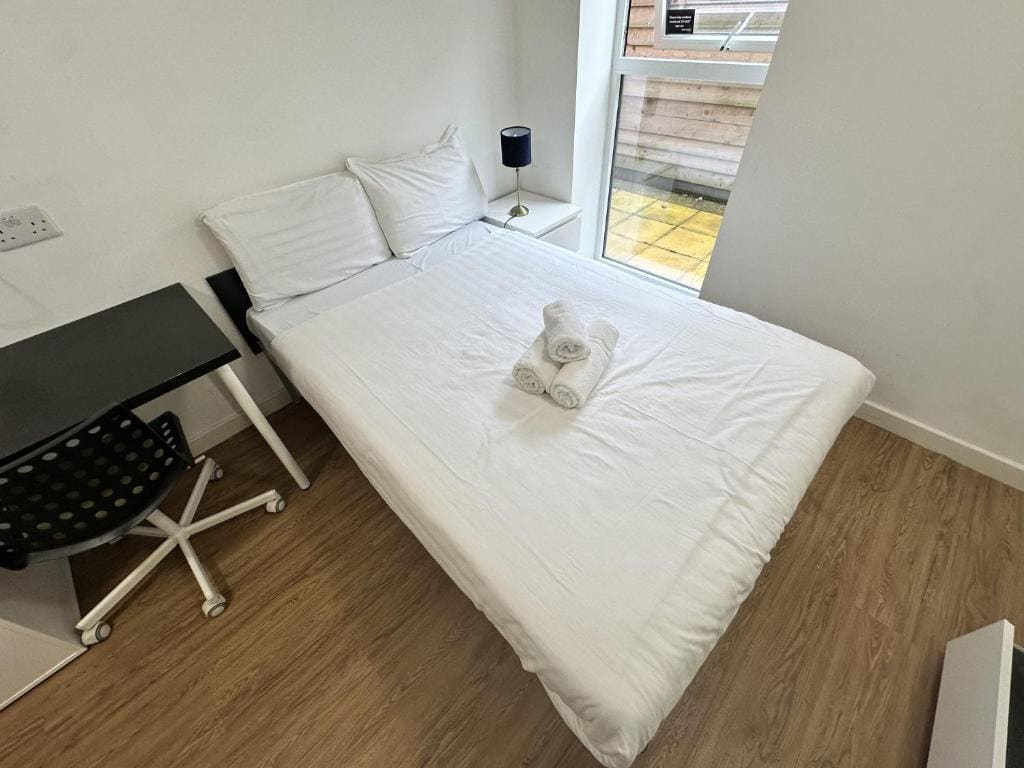Cosy Budget En-suites, Optional Kitchen, Liverpool - View 5