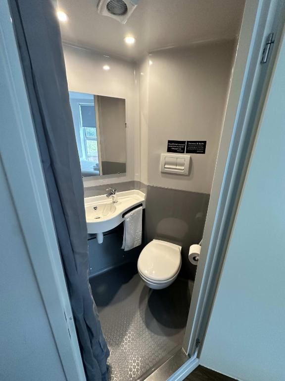 Cosy Budget En-suites, Optional Kitchen, Liverpool - View 3