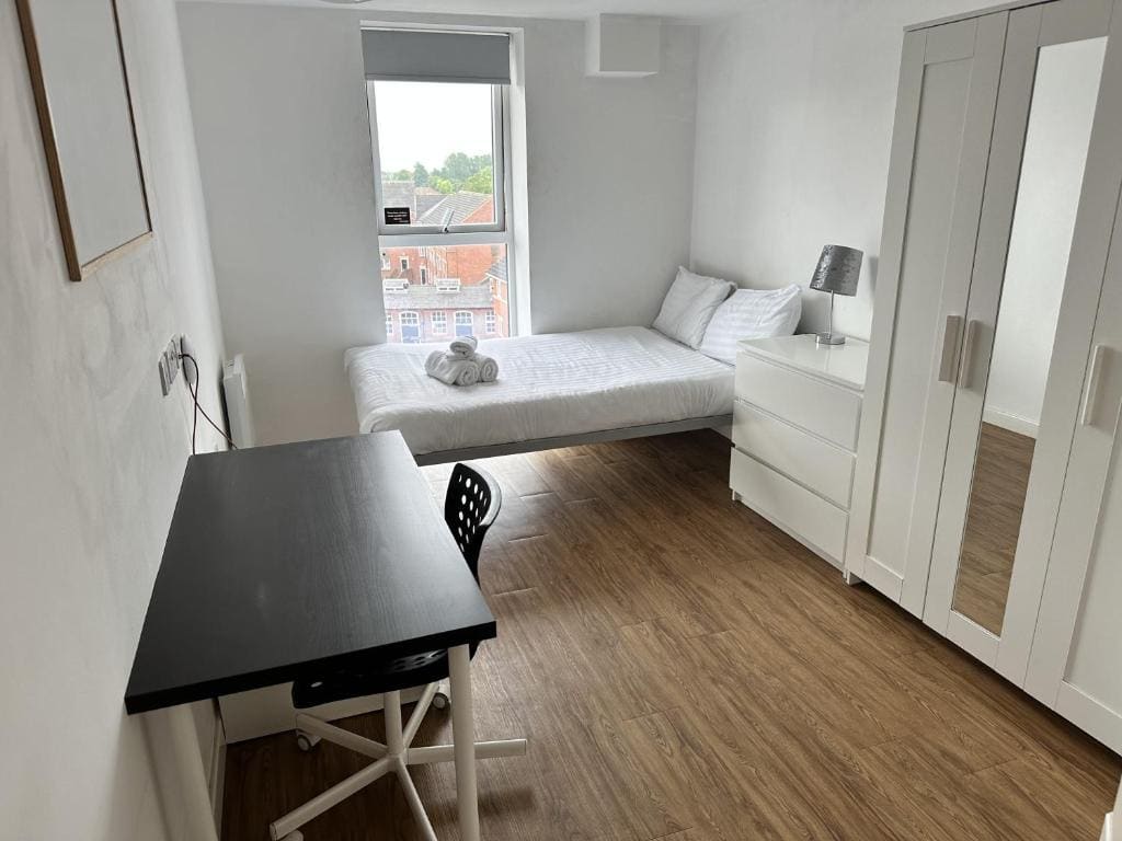 Cosy Budget En-suites, Optional Kitchen, Liverpool - Main view