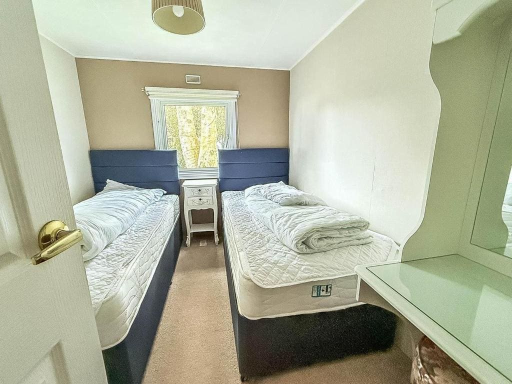 Pet Friendly Luxury Lodge Suffolk - View 6