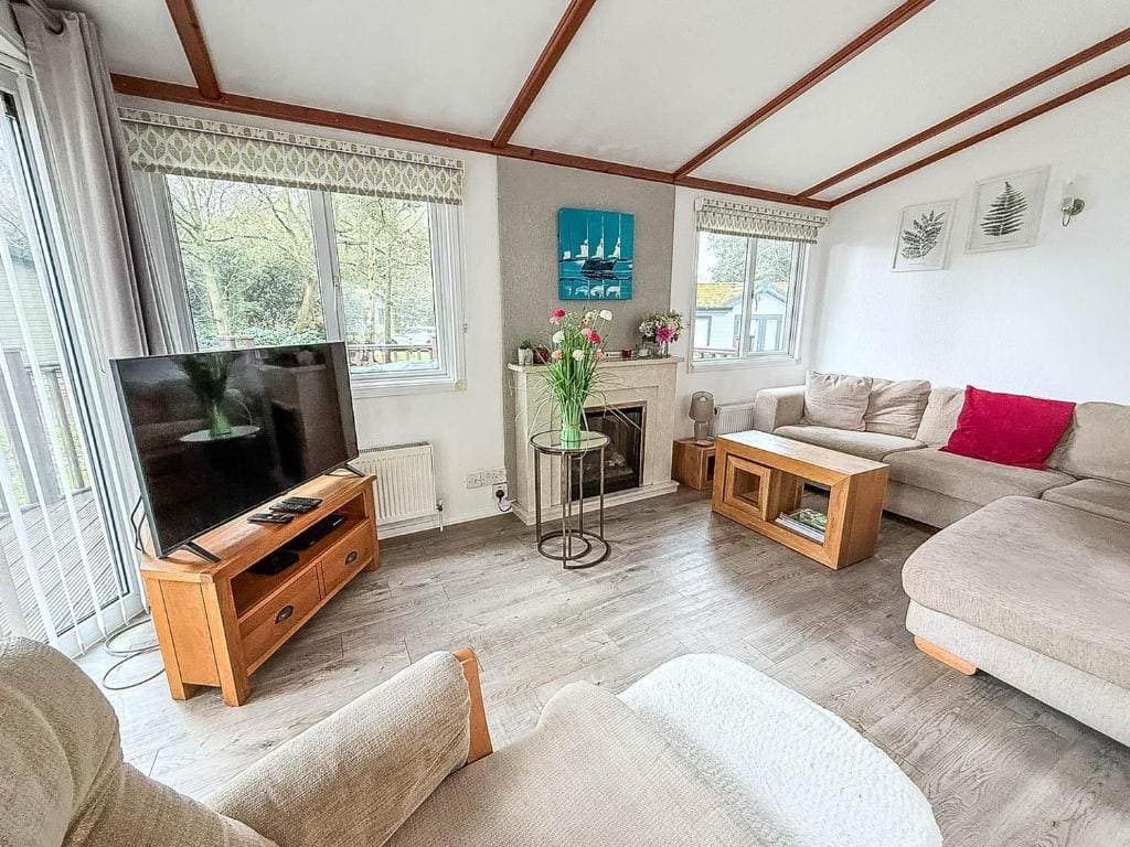 Pet Friendly Luxury Lodge Suffolk - View 3