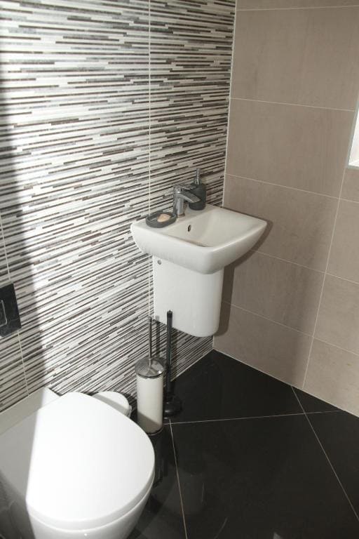 En-suite Room with Super King Bed, Free Wifi, Parking - View 3