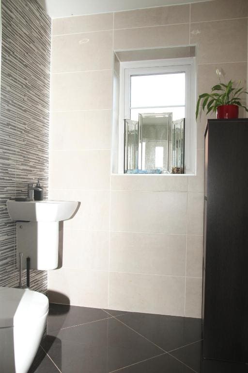 En-suite Room with Super King Bed, Free Wifi, Parking - View 6